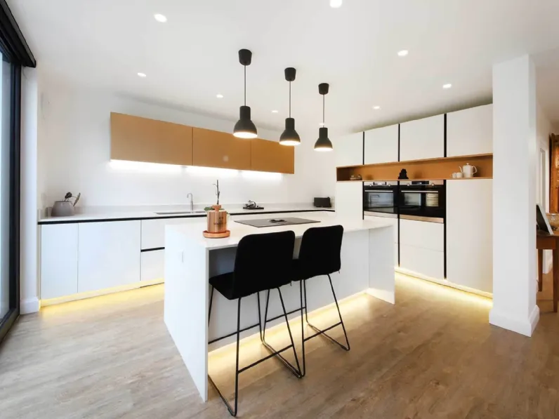 Cucina Moderna con isola All-Around D20 Bianca e Ottone di Doimo Cucine