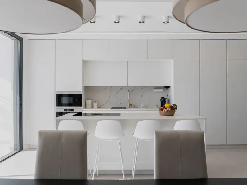 Cucina Moderna con isola All-Around D20 Total White di Doimo Cucine