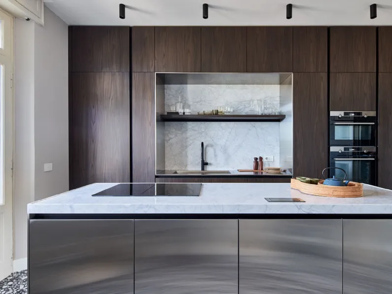 Cucina Moderna All-Around D23 in Noce e Acciaio di Doimo Cucine