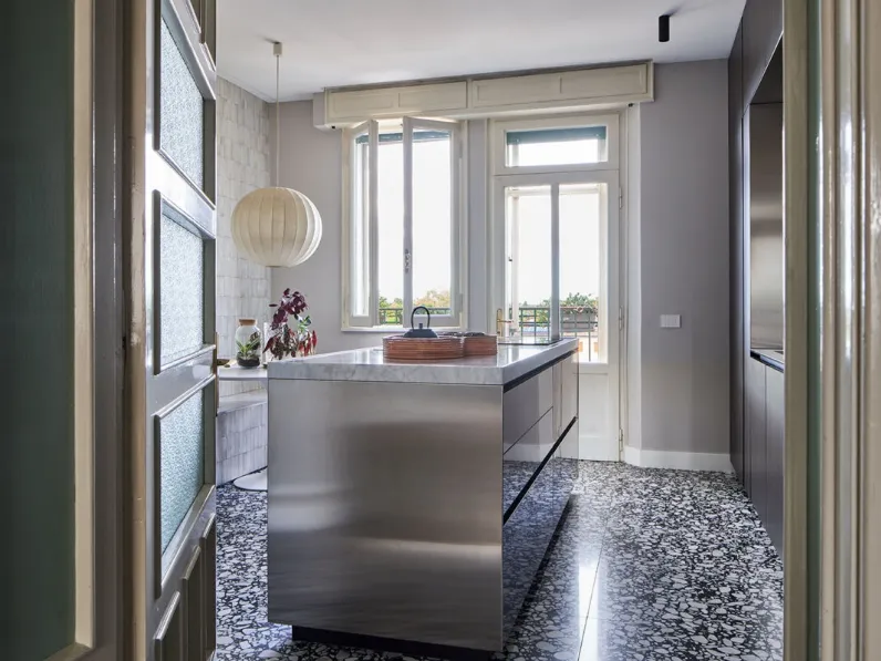 Cucina Moderna All-Around D23 in Noce e Acciaio di Doimo Cucine