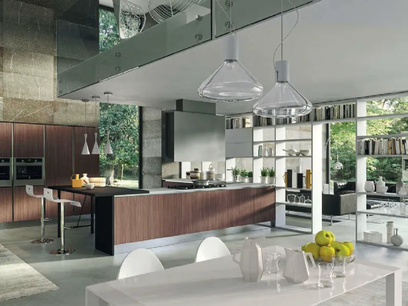 Cucina Moderna con penisola Bijou in Noce mondolé e Vetro bianco opaco di Aran