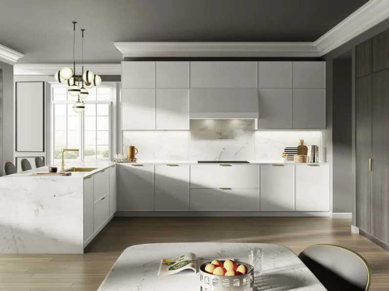 Cucina Moderna con penisola Céline in laccato opaco Bianco Caldo con top in marmo Calacatta Oro e colonne in Rovere tinto Grigio scuro di Composit