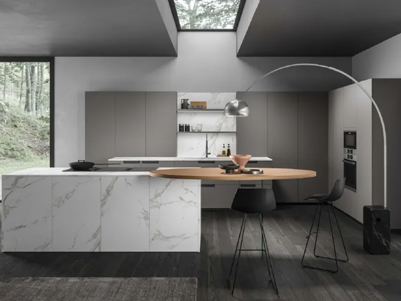 Cucina Moderna con isola Cuka composizione 06 in laccato opaco e laminato effetto marmo Di Iorio