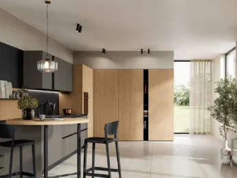 Cucina moderna con penisola, design essenziale e funzionale di Prima Cucine.