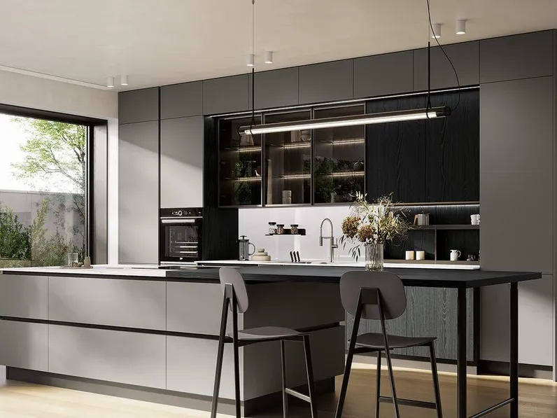 Cucina Moderna con isola Domino Composizione 07 in laccato grigio ferro e melaminico rovere nero di Prima Cucine
