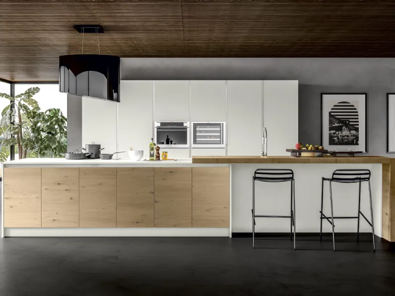 Cucina Moderna Essenza con isola in Rovere e laccato di Atra Cucine
