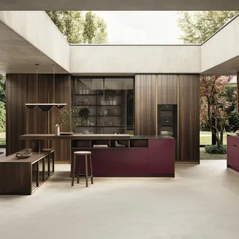Cucina Moderna con isola Flat Crimson Lake in laccato opaco e Rovere di GF Interiors