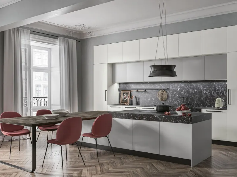 Cucina Moderna con isola in laminato grigio, top in HPL nero impero e penisola in finitura rovere nebraska Smart 01 di Gicinque