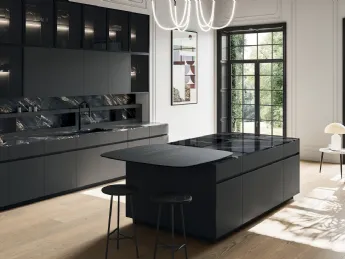 La cucina moderna con isola Glass 03 di Arredo3 incarna eleganza e funzionalità in un design contemp