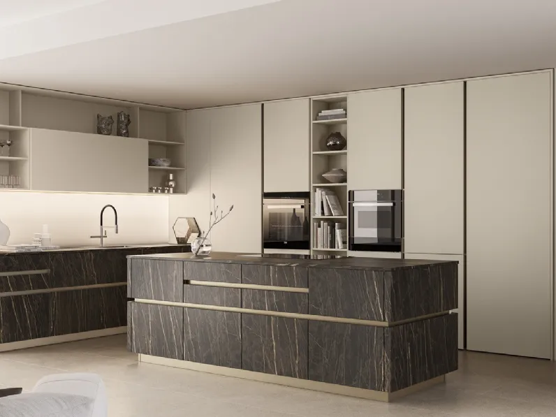 Cucina Moderna con isola Iconica 07 in laccato e ceramica di Veneta Cucine