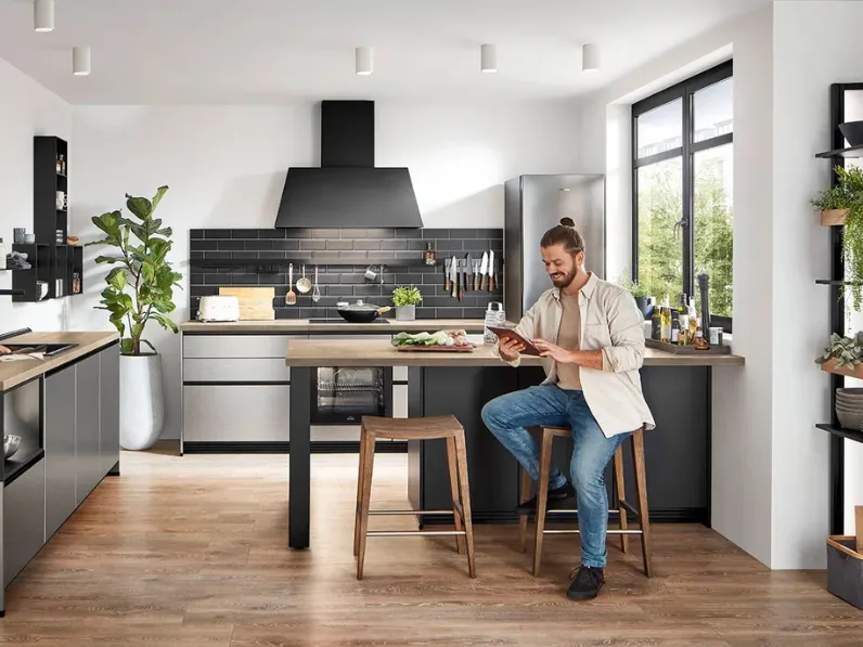Cucina Moderna con penisola Inox 216 di Nobilia