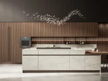 La cucina moderna con isola Kalì 02 di Arredo3 unisce design contemporaneo e funzionalità.