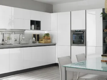 Korinna di Evo Cucine: design moderno in bianco lucido
