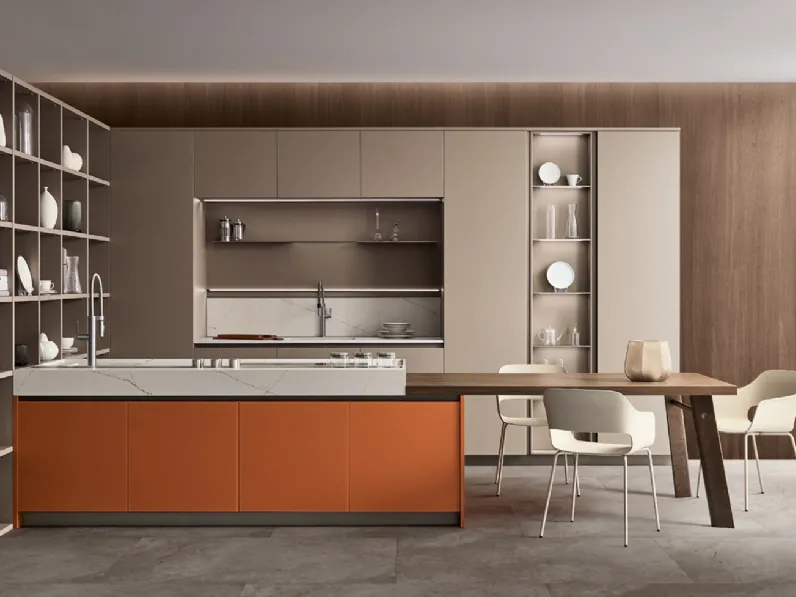 Cucina Moderna con penisola Lounge 07 in Vetro laccato Arancio e laccato opaco Camoscio di Veneta Cucine