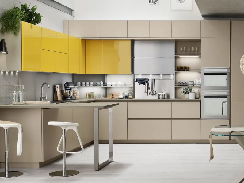 Cucina Moderna con penisola Lounge 11 in laccato Beige Ecru e Giallo Girasole di Veneta Cucine