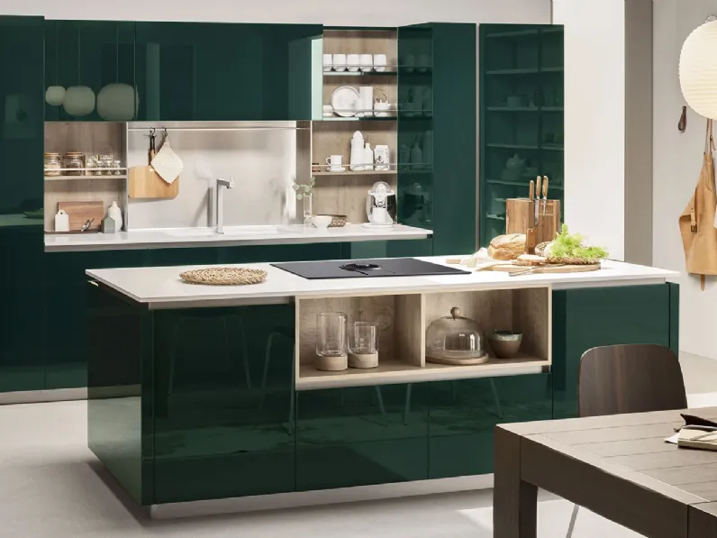 Cucina Moderna con isola Lounge 13 in laccato lucido Verde Alpi di Veneta Cucine