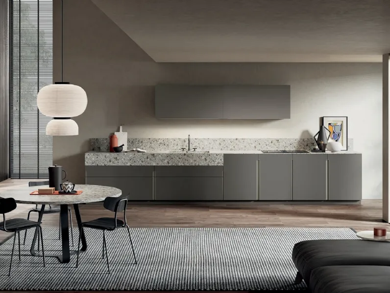 Cucina Moderna Lounge in laccato opaco Grigio Londra con top in HPL Kanè e colonne in Rovere Grey di Composit