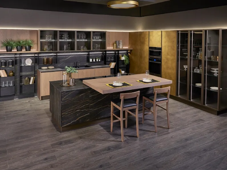 Cucina Moderna con isola Clover Design 07 in rovere, ottone ossidato e gres di Lube