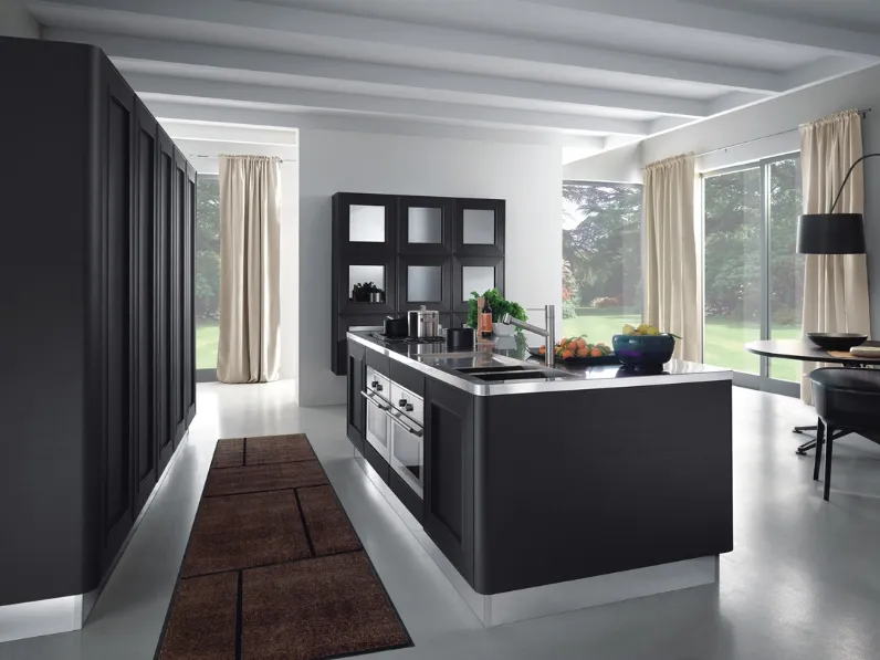 Cucina Moderna con isola Melograno in Rovere tinto Nero con top in acciaio inox di Composit