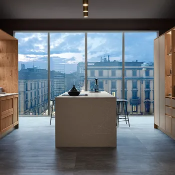 Cucina Moderna Milano 08 con isola in laccato Beige e Rovere Nodoso chiaro di Veneta Cucine