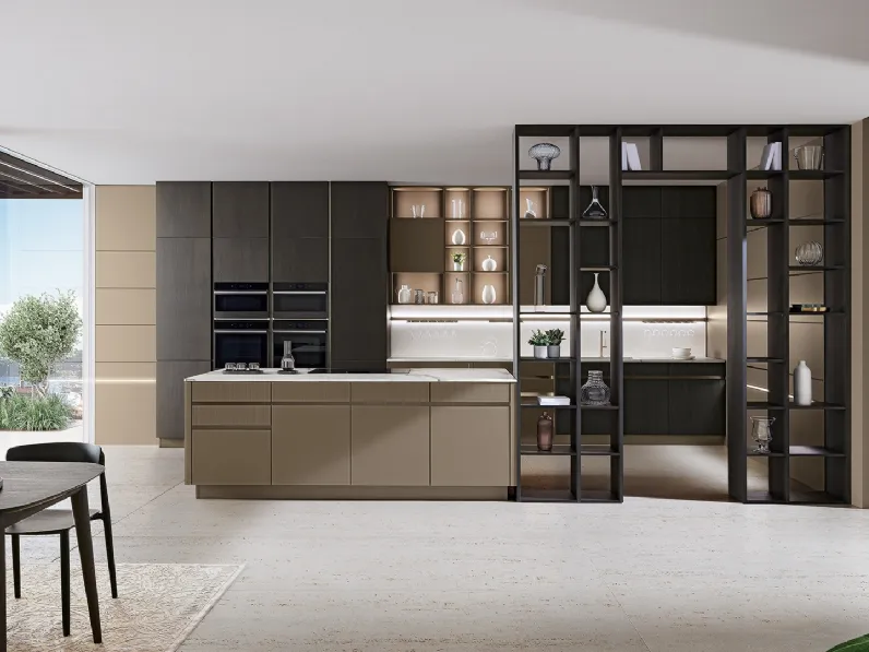 Cucina Moderna con isola Iconica 06 in Vetro Cappuccino liscio e cannettato, basi colonne e pensili in Frassino scuro di Veneta Cucine