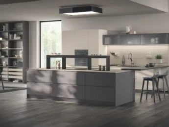 La cucina moderna Motus 02 di Scavolini integra una penisola funzionale e stilosa.