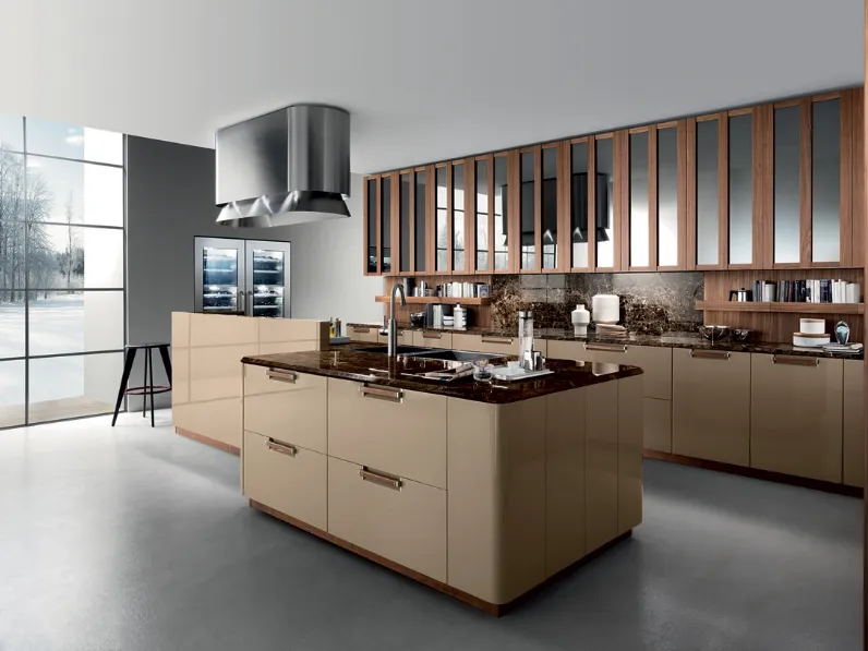 Cucina Moderna con isola Noisette in laccato lucido Beige e Noce Americano con top in marmo Emperador Dark lucido di Composit