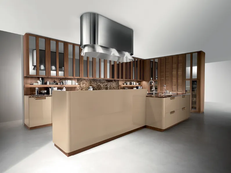 Cucina Moderna con isola Noisette in laccato lucido Beige e Noce Americano con top in marmo Emperador Dark lucido di Composit