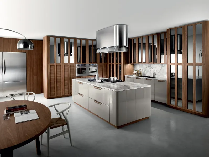 Cucina Moderna con isola Noisette in laccato opaco Platino e Noce Americano con top in marmo Arabescato opaco di Composit