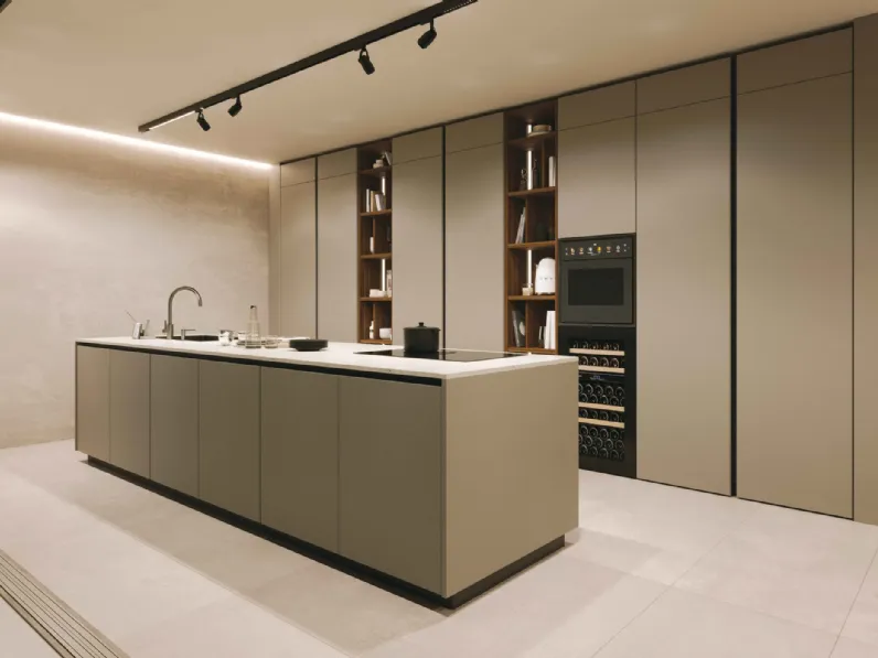 Cucina Moderna con isola Pratica 2413 di La Casa Moderna