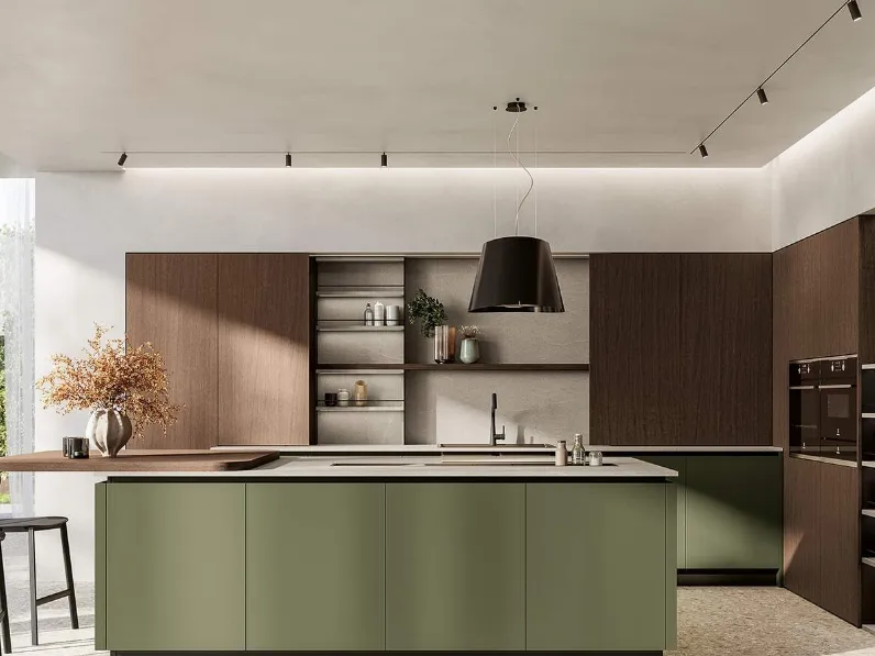 Cucina Moderna con isola Domino Composizione 04 in verde bosco e legno di Prima Cucine