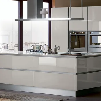Cucina Moderna con isola Ri-flex 04 in vetro lucido di Veneta Cucine
