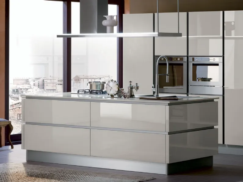 Cucina Moderna con isola Ri-flex 05 in vetro lucido di Veneta Cucine