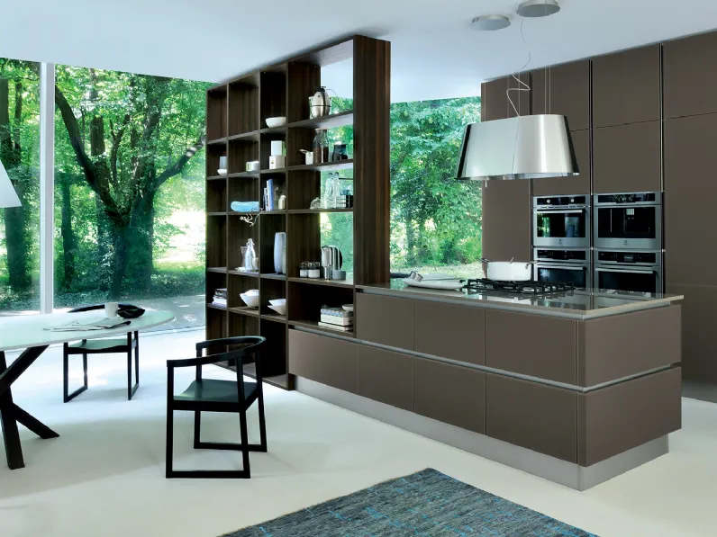 Cucina Moderna con isola Ri-flex 05 in vetro laccato Marrone Oliva di Veneta Cucine