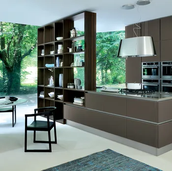 Cucina Moderna con isola Ri-flex 05 in vetro laccato Marrone Oliva di Veneta Cucine