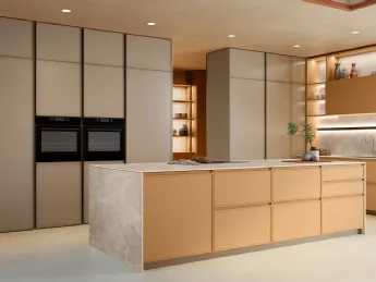 La cucina moderna Sakura 20 di Veneta cucine è un modello dalle linee moderne ed essenziali che si c