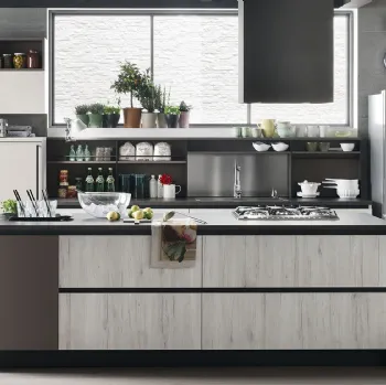 Cucina Moderna Start-Time J 09 con isola in Play Rovere chiaro, Smart Antracite e Colorboard Graffiato chiaro di Veneta Cucine