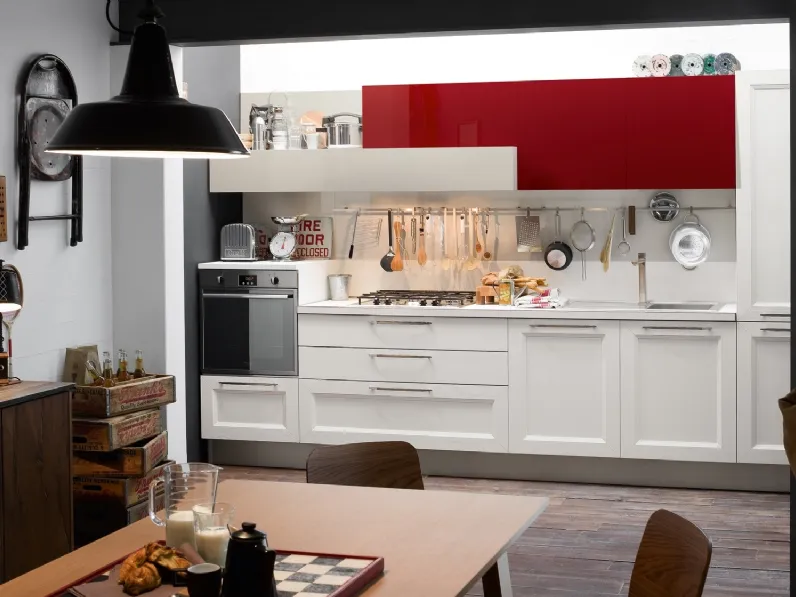 Cucina Moderna Tablet 05 lineare in laccato opaco Bianco e laccato lucido Rosso Ciliegia di Veneta Cucine