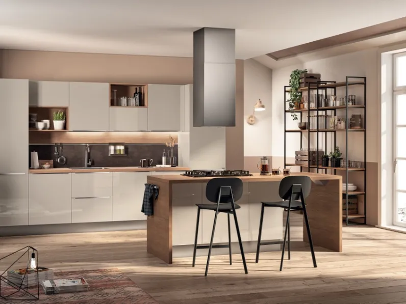 Cucina Moderna con isola Urban & Urban in laccato lucido Sabbia con top in laminato Rovere Land di Scavolini