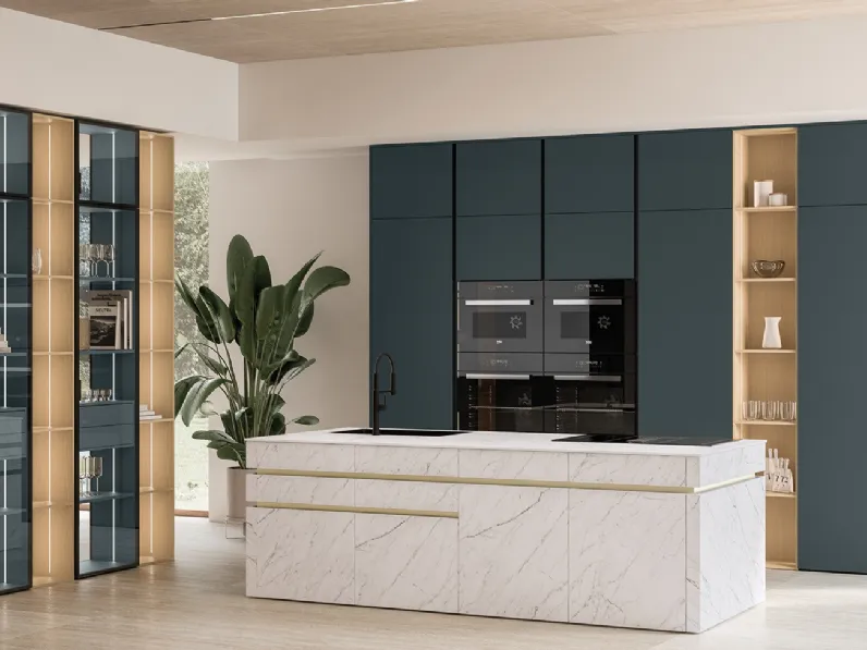 Cucina Moderna con isola Iconica 05 in laccato e ceramica di Veneta Cucine