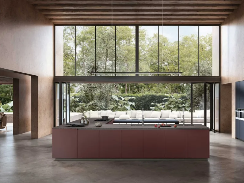 Cucina Moderna con isola Ventidue & XL 03 in Fenix Rosso Jaipur e Blu Fes di GM Cucine