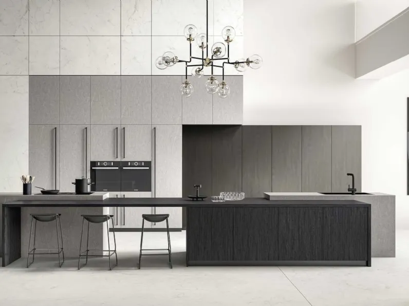 Cucina Moderna con isola Ventidue & XL 12 in materico Pietra Piasentina, Ossido Ferro e Rovere Nero di GM Cucine