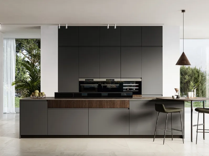 Cucina Moderna con isola Wega 01 in pet lavagna e millerighe noce di Arredo3