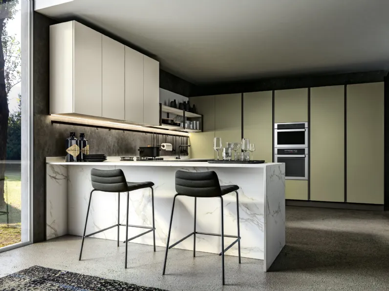 Cucina su misura con penisola Shine Verde e Tortora di Atra Cucine