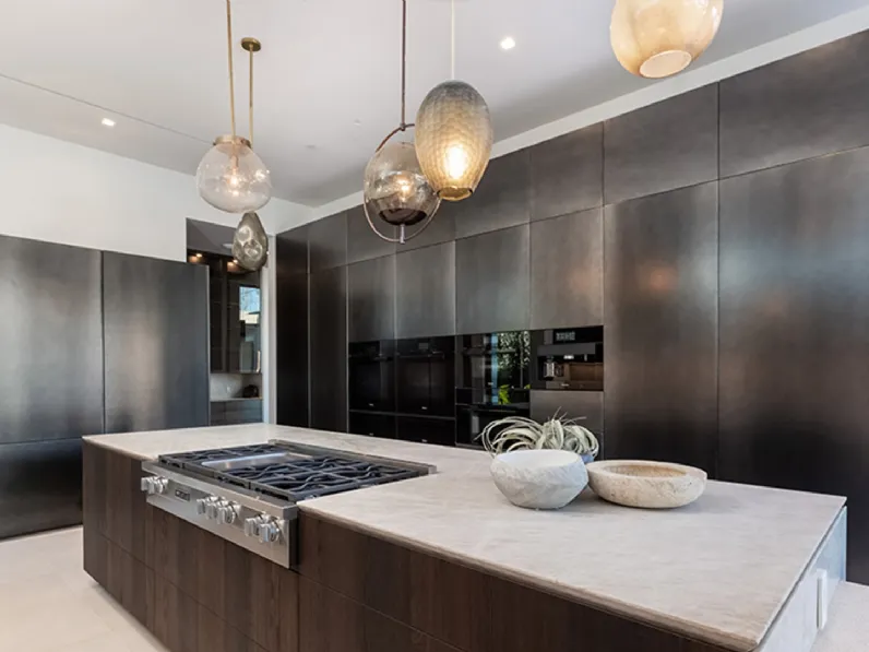 Cucina su misura con isola D90 in acciaio spazzolato di TM Italia