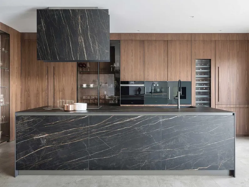 Cucina Design con isola T45 in gres e noce di TM Italia