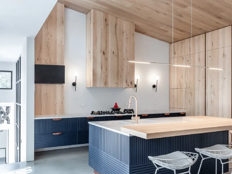 Cucina su misura con Isola Miuccia in laccato Blu e pietra di TM Italia