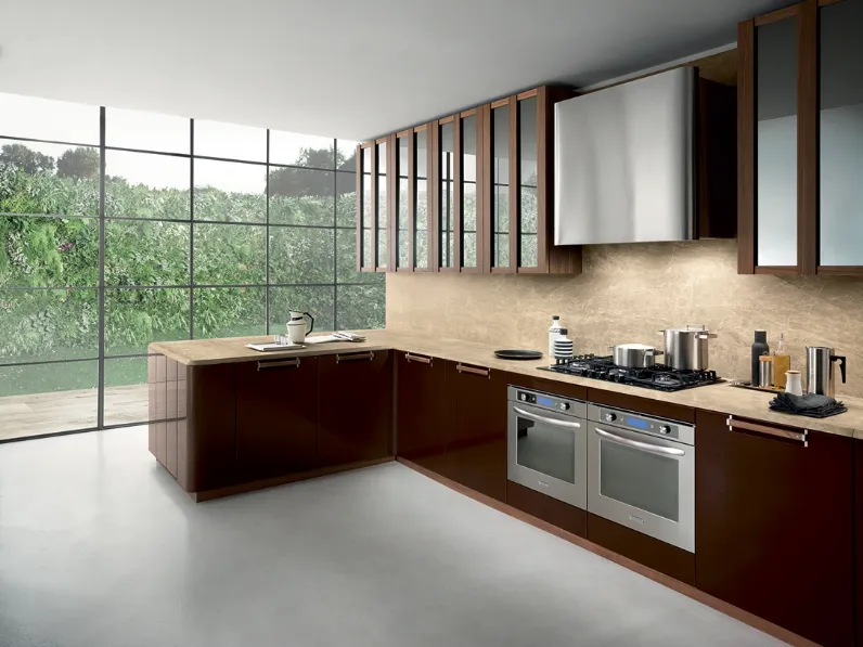 Cucina su misura Noisette con penisola in laccato opaco e Noce Americano di Composit