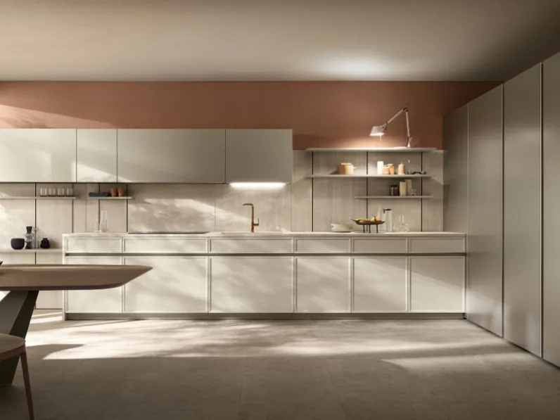 Cucina lineare su misura Poetica 03 in Frassino e laccato di Scavolini