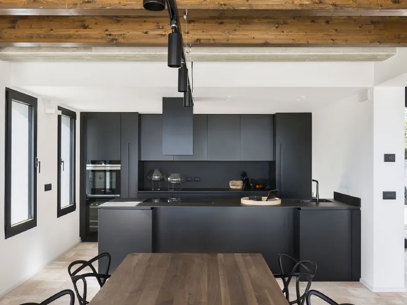Cucina su misura con penisola T30 di TM Italia
